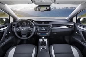 toyota avensis touring sports 2015 cockpit