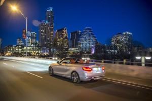 bmw-2er-cabrio-2016-dynamisch-hinten-ausen-nacht