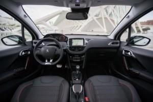peugeot_2008_2016_innen_cockpit