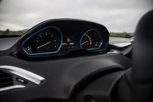peugeot_2008_2016_innen_tacho_cockpit