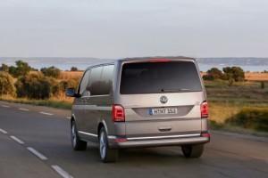 vw_multivan_t6_2016_ausen_hinten_dynamisch