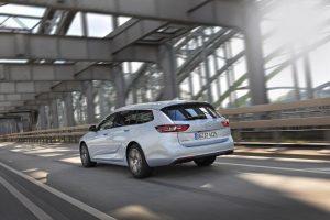 Opel-Insignia-Sports-Tourer-2017-ausen-hinten-dynamisch