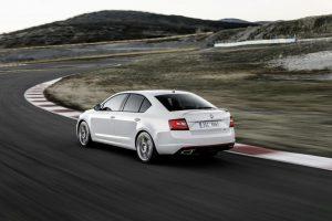 skoda-octavia-rs-2017-ausen-hinten-dynamisch