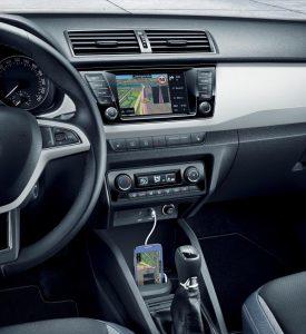 skoda-fabia-combi-clever-2017-innen-smartphone-navi