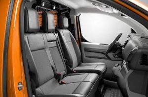 opel-vivaro-innen-vorne