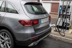 mercedes-glc-plug-in-hybrid-2020-aussen-hinten-ladestation