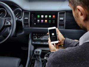 skoda-kodiaq-drive-125-2020-innen-smartphone