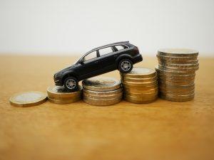 Spielzeugauto fährt auf Geld