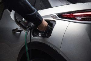 ds-ds3-crossback-e-tense-2020-aussen-ladevorgang