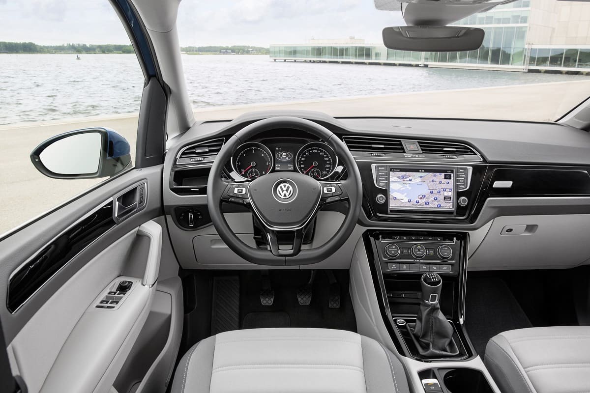 vw-touran-2021-innen-cockpit