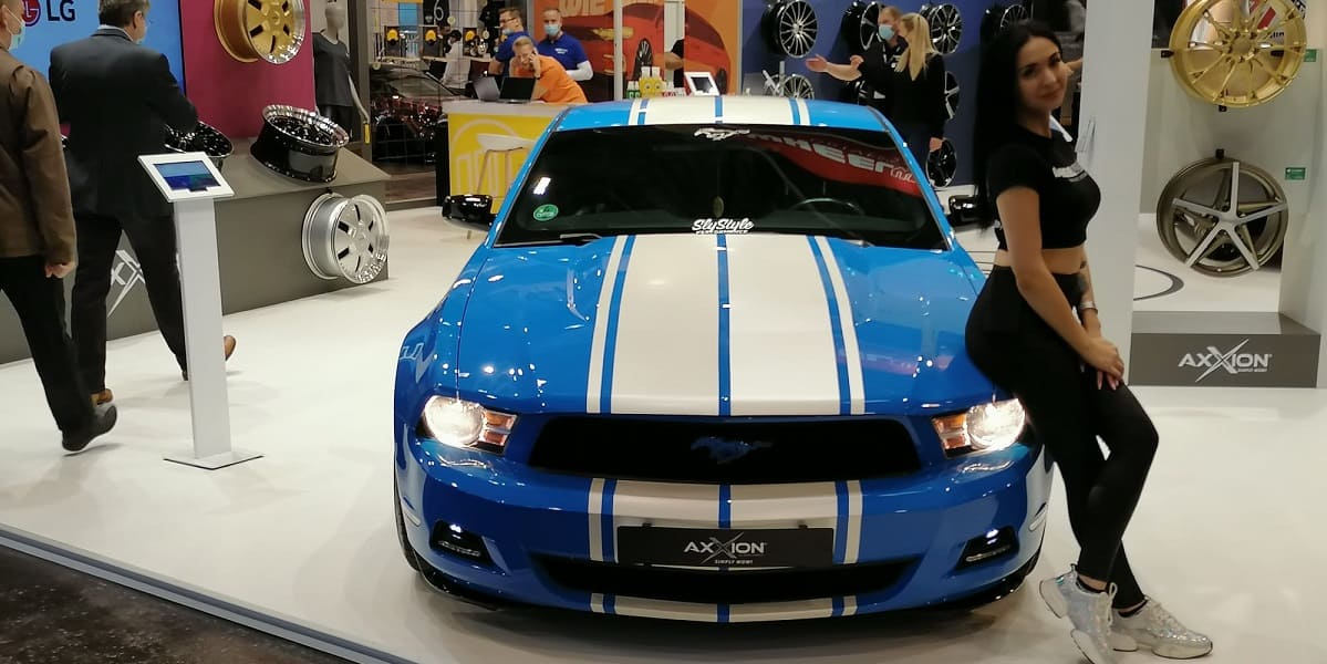 Ford Mustang Axxion mit Girl
