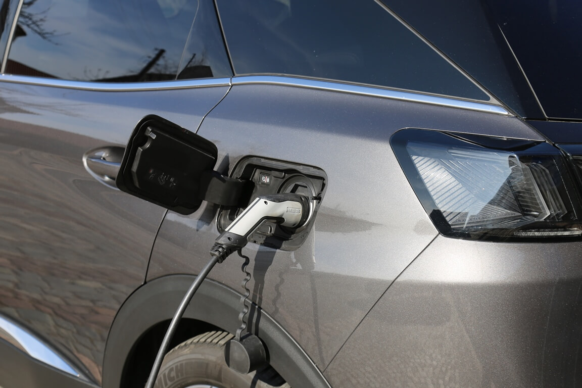 Peugeot 3008 Hybrid4 Stecker laden