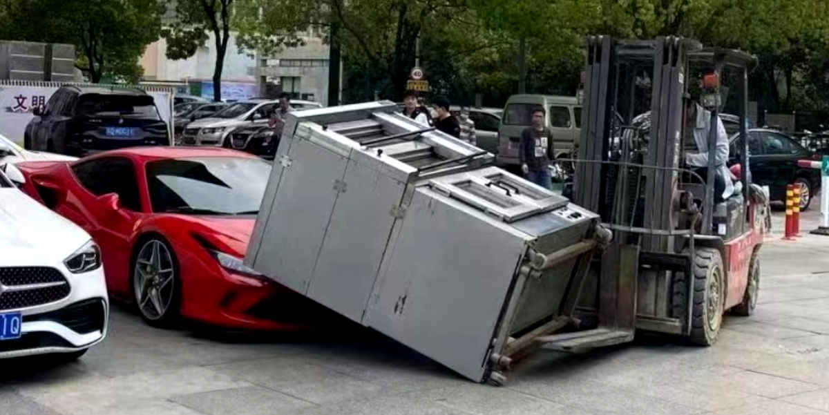 Twitter Pizzaofen Ferrari Unfall China