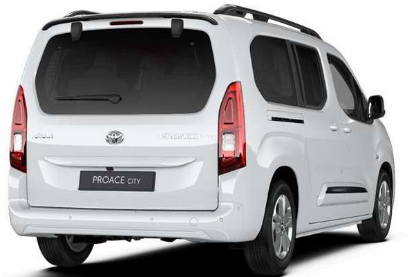 Schräge Heckansicht auf einen Toyota Proace City Verso, freigestellt