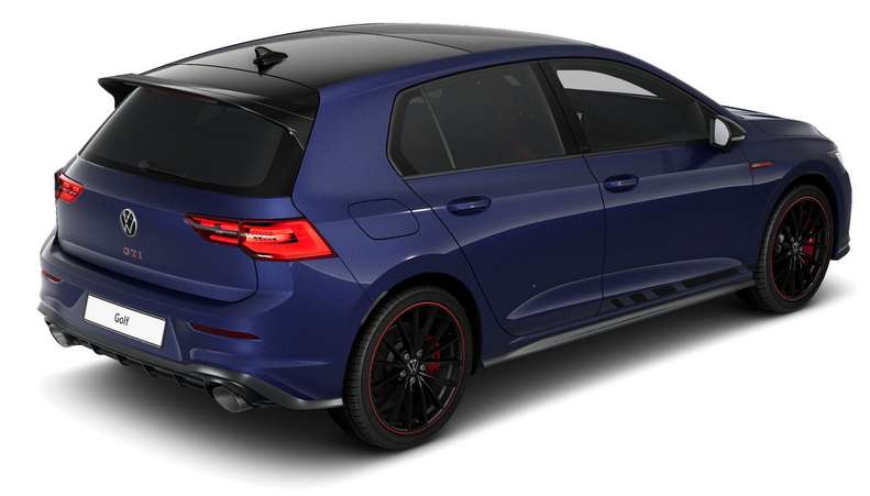 Schräge Heckansicht auf einen Volkswagen Golf, freigestellt