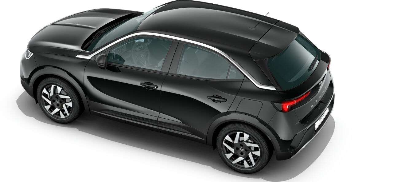 Schräge Heckansicht auf einen Opel Mokka, freigestellt
