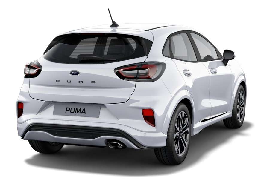 Schräge Heckansicht auf einen Ford Puma, freigestellt
