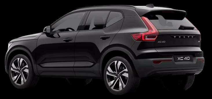 Schräge Heckansicht auf einen Volvo XC40, freigestellt