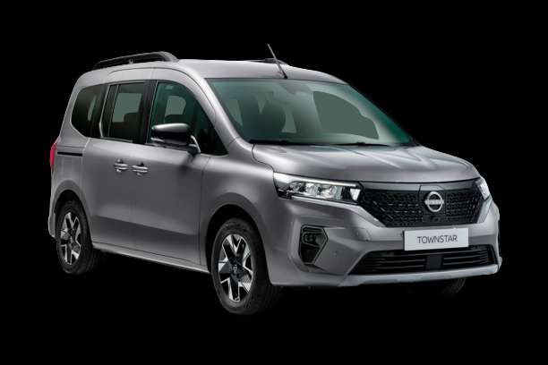 Schräge Frontansicht auf einen Nissan Townstar, freigestellt