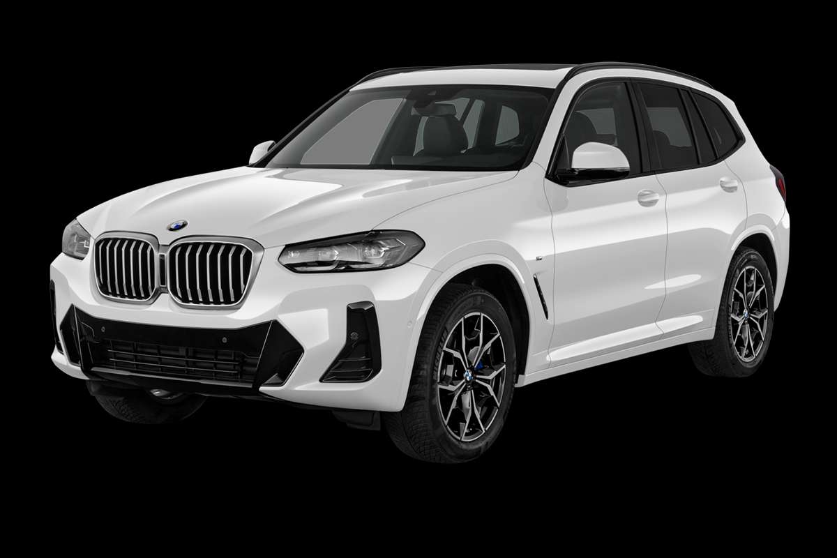 Schräge Frontansicht auf einen BMW X3, freigestellt