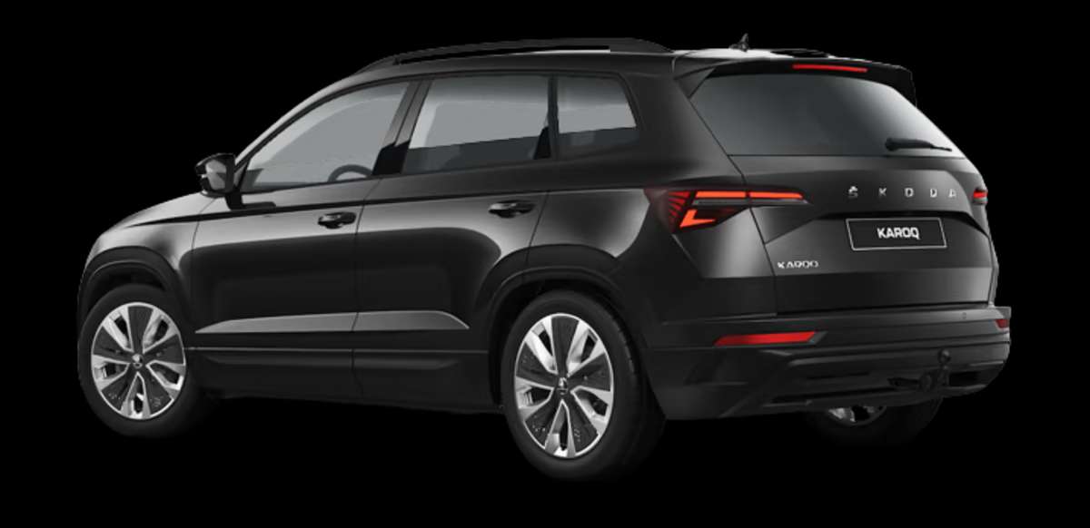 Schräge Heckansicht auf einen Skoda Karoq, freigestellt
