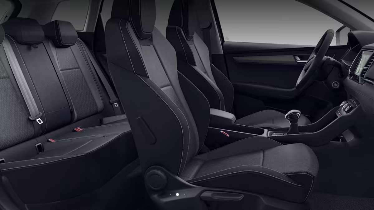 Ansicht der Frontsitze eines Skoda Karoq