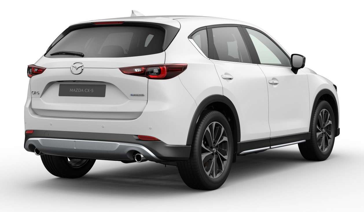 Schräge Heckansicht auf einen Mazda CX-5, freigestellt