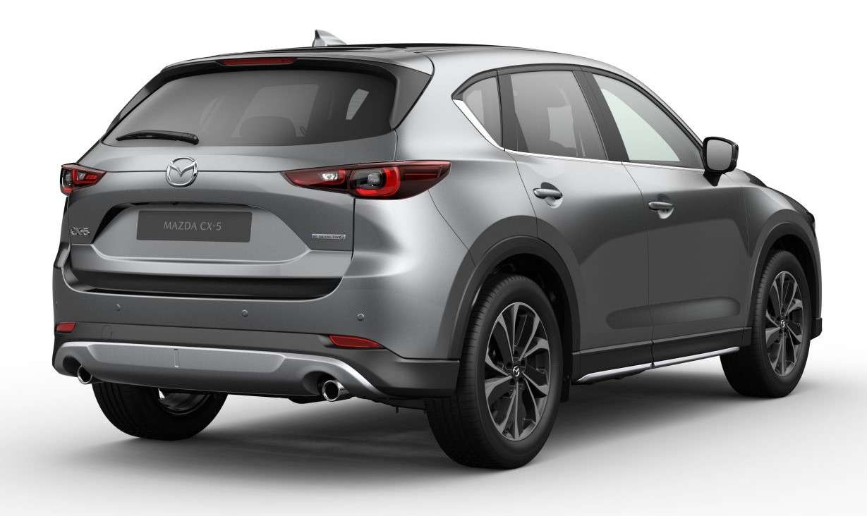 Schräge Heckansicht auf einen Mazda CX-5, freigestellt