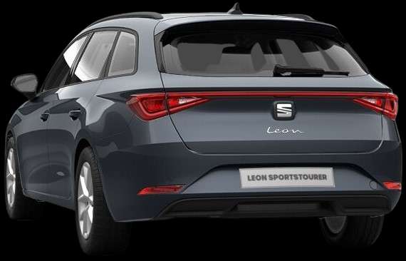 Schräge Heckansicht auf einen SEAT Leon, freigestellt