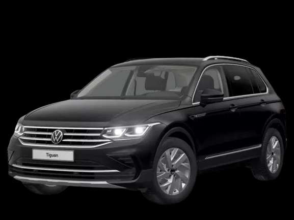 Schräge Frontansicht auf einen Volkswagen Tiguan, freigestellt