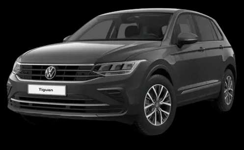 Schräge Frontansicht auf einen Volkswagen Tiguan, freigestellt