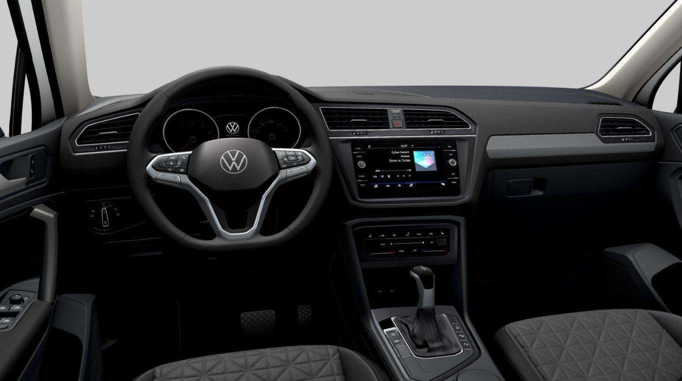 Ansicht des Armaturenbretts eines Volkswagen Tiguan