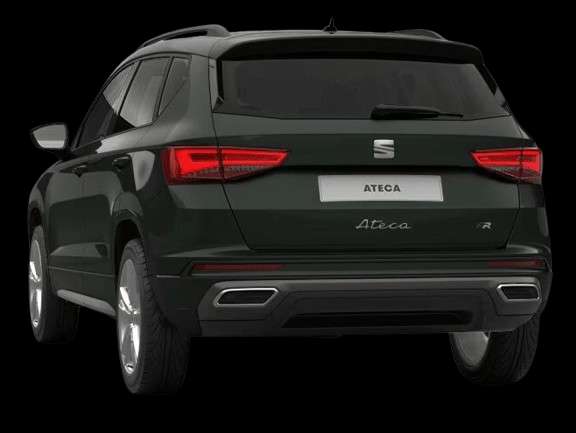 Schräge Heckansicht auf einen SEAT Ateca, freigestellt