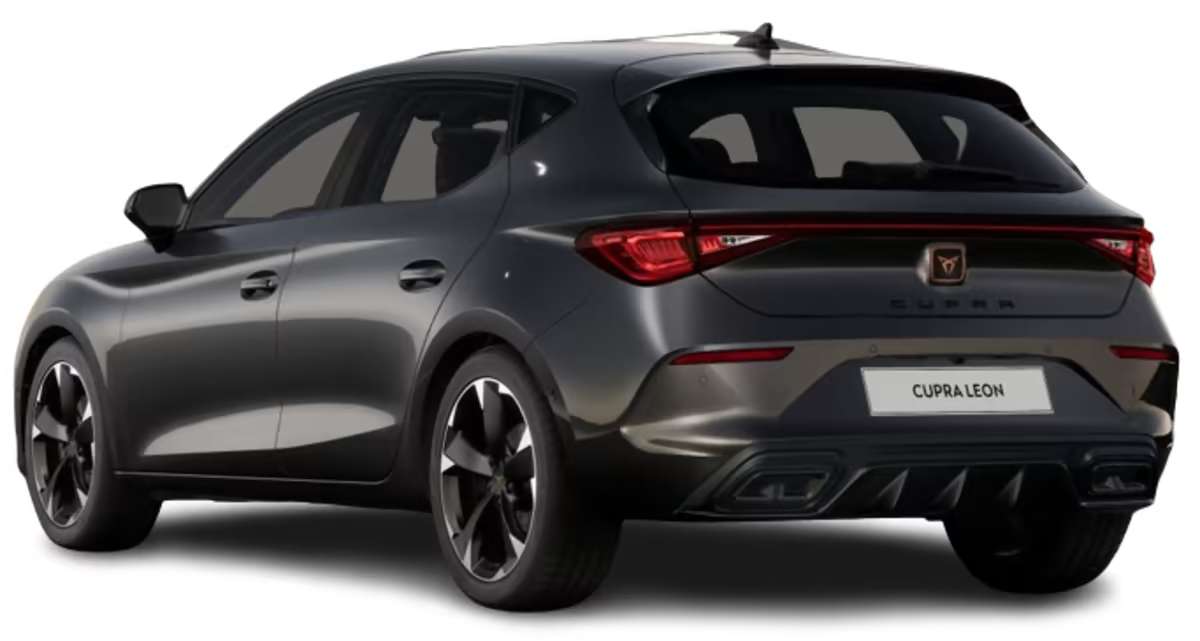 Schräge Heckansicht auf einen CUPRA Leon, freigestellt