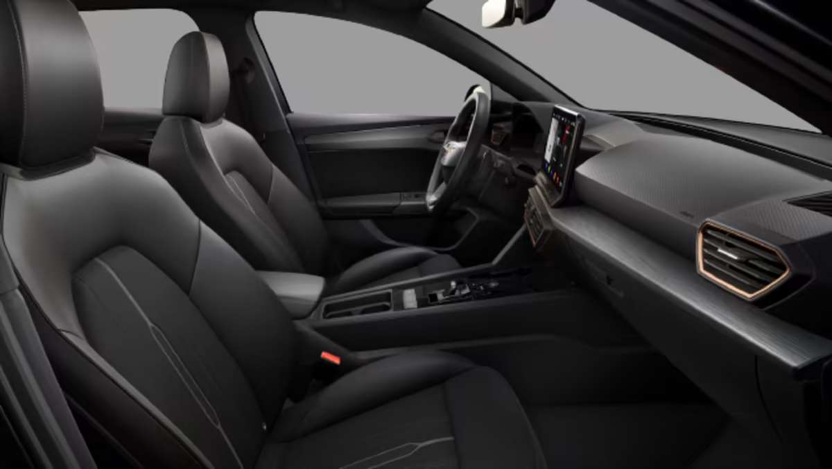 Ansicht der Frontsitze eines CUPRA Leon