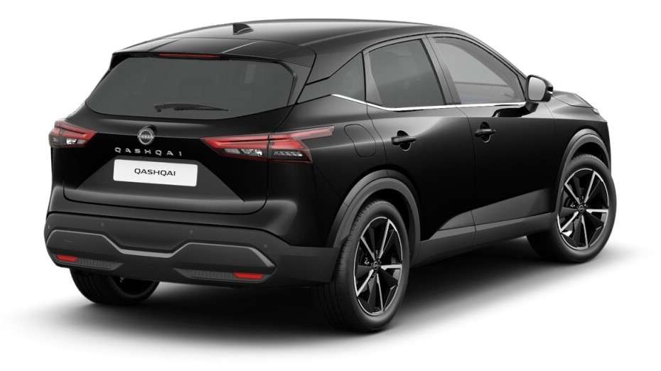 Schräge Heckansicht auf einen Nissan Qashqai, freigestellt