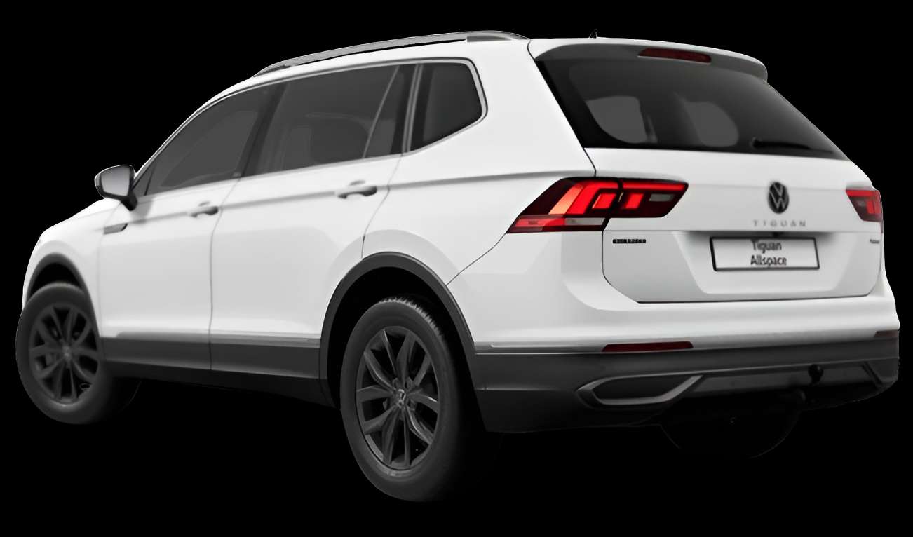 Schräge Heckansicht auf einen Volkswagen Tiguan Allspace, freigestellt