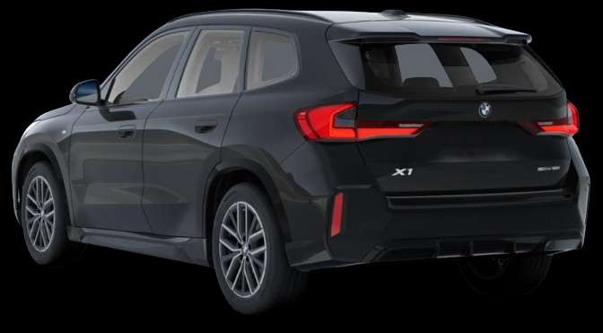 Schräge Heckansicht auf einen BMW X1, freigestellt