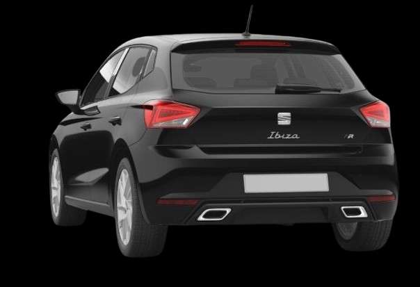 Schräge Heckansicht auf einen SEAT Ibiza, freigestellt