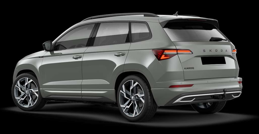 Schräge Heckansicht eines Skoda Karoq, freigestellt