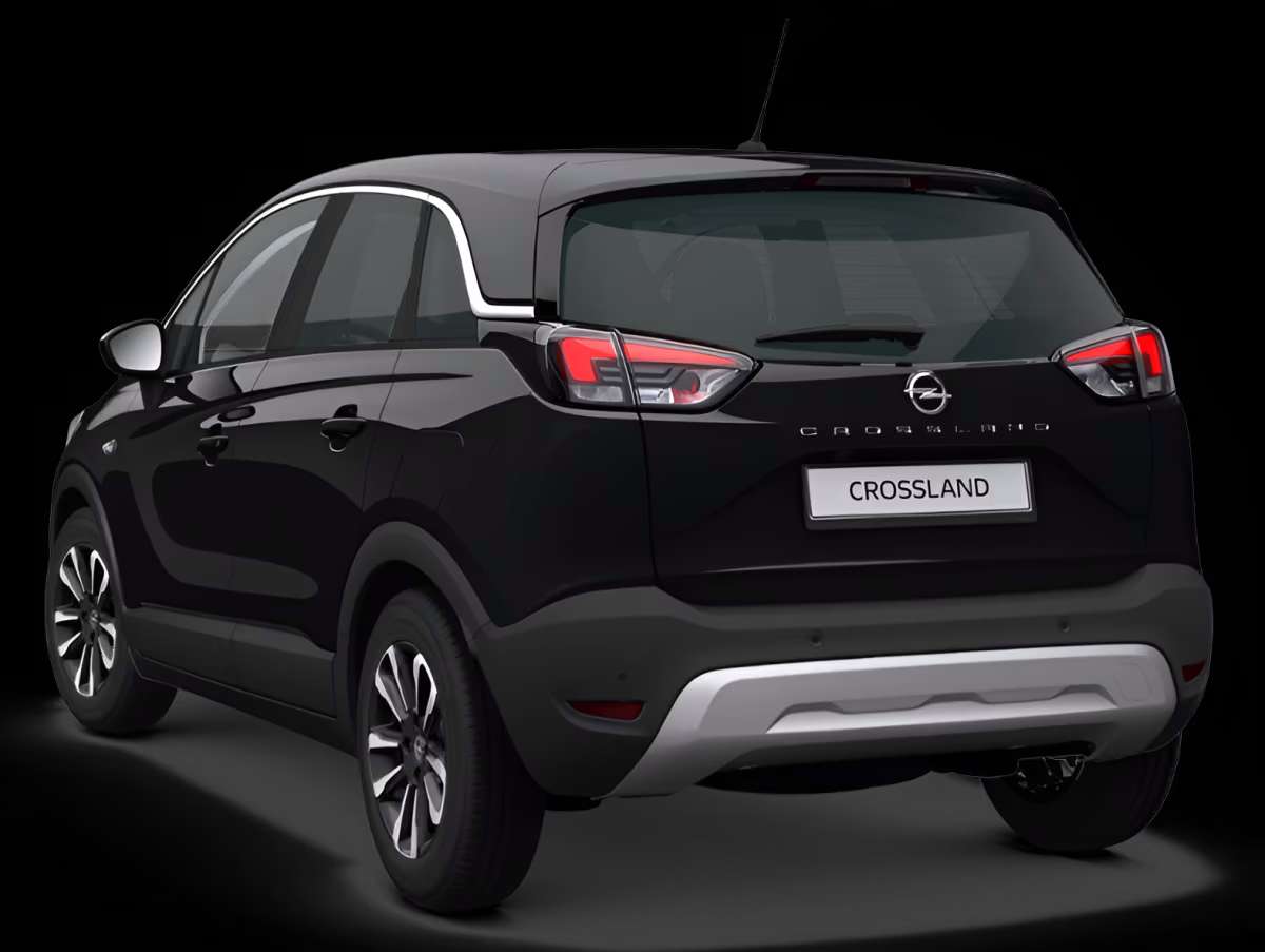 Schräge Heckansicht auf einen Opel Crossland, freigestellt