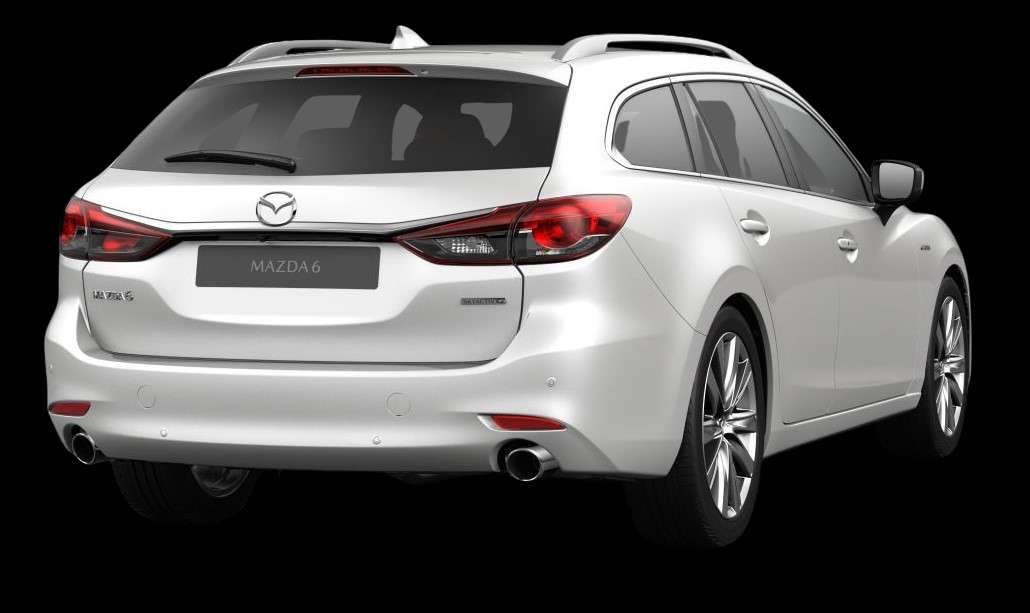 Schräge Heckansicht auf einen Mazda Mazda6, freigestellt