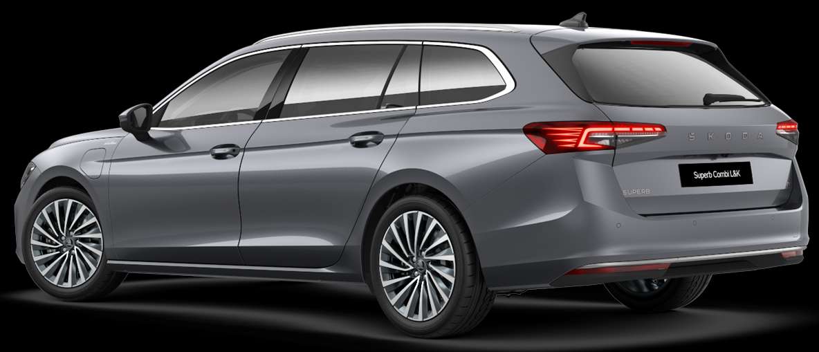 Schräge Heckansicht auf einen Skoda Superb, freigestellt