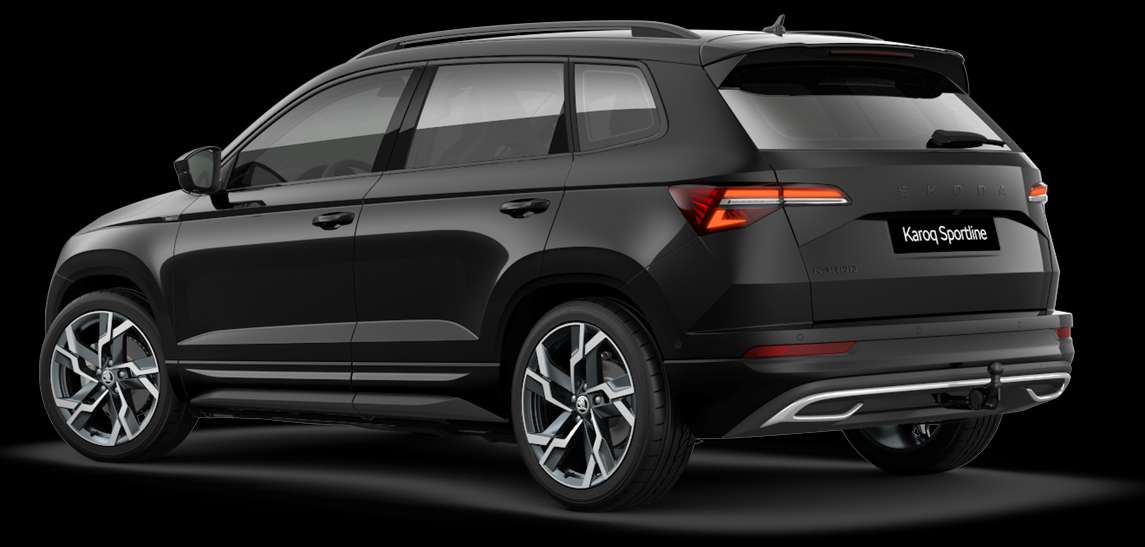 Schräge Heckansicht auf einen Skoda Karoq, freigestellt