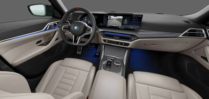 Ansicht des Armaturenbretts eines BMW i4