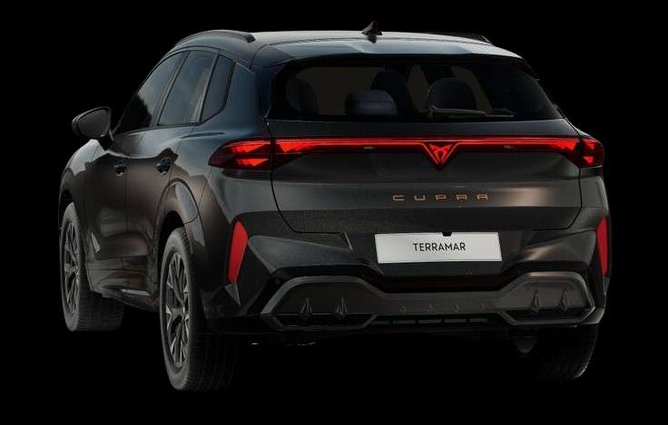 Schräge Heckansicht auf einen CUPRA Terramar, freigestellt