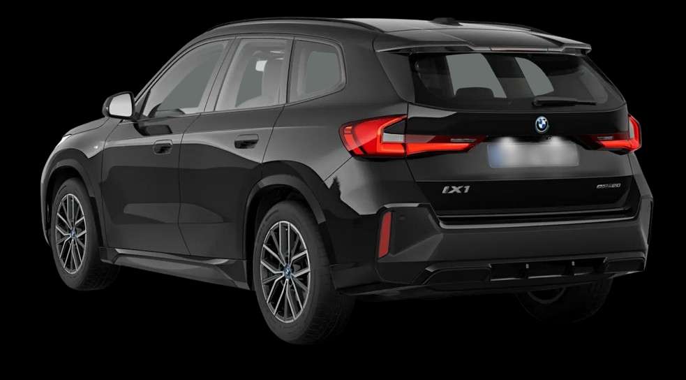 Schräge Heckansicht auf einen BMW iX1, freigestellt