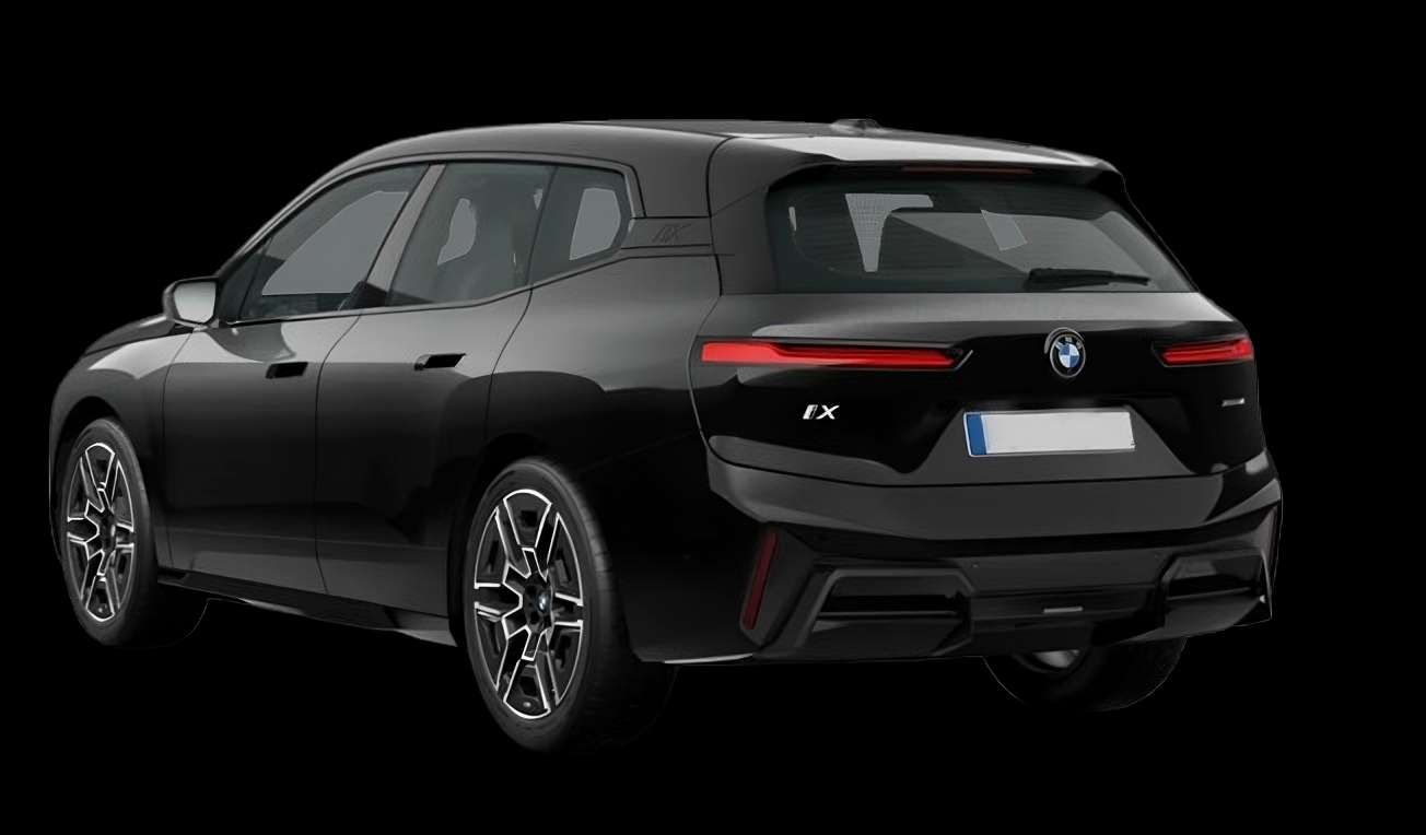 Schräge Heckansicht auf einen BMW iX, freigestellt