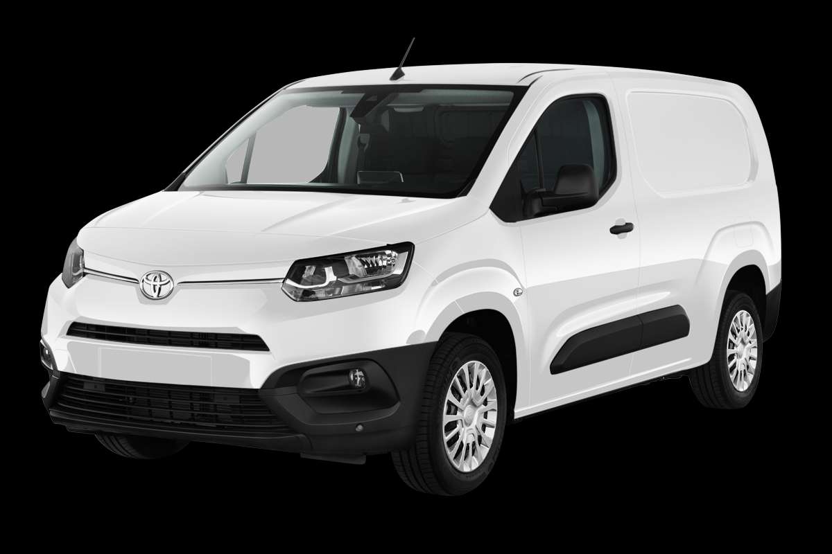 Schräge Frontansicht auf einen Toyota Proace City, freigestellt