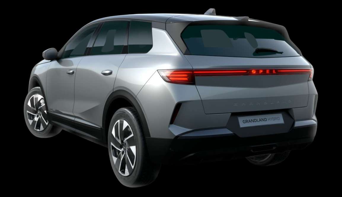 Schräge Heckansicht auf einen Opel Grandland, freigestellt